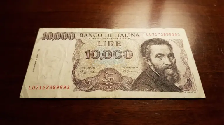 Banconota da 10.000 lire con ritratto e dettagli visibili su sfondo in legno