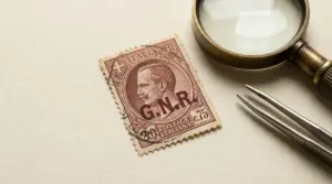 Francobollo GNR del 1944 su sfondo chiaro con lente d’ingrandimento e pinzetta
